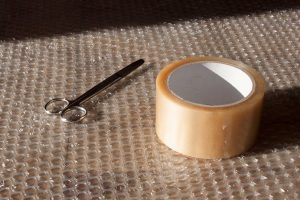 Klebeband und Schere